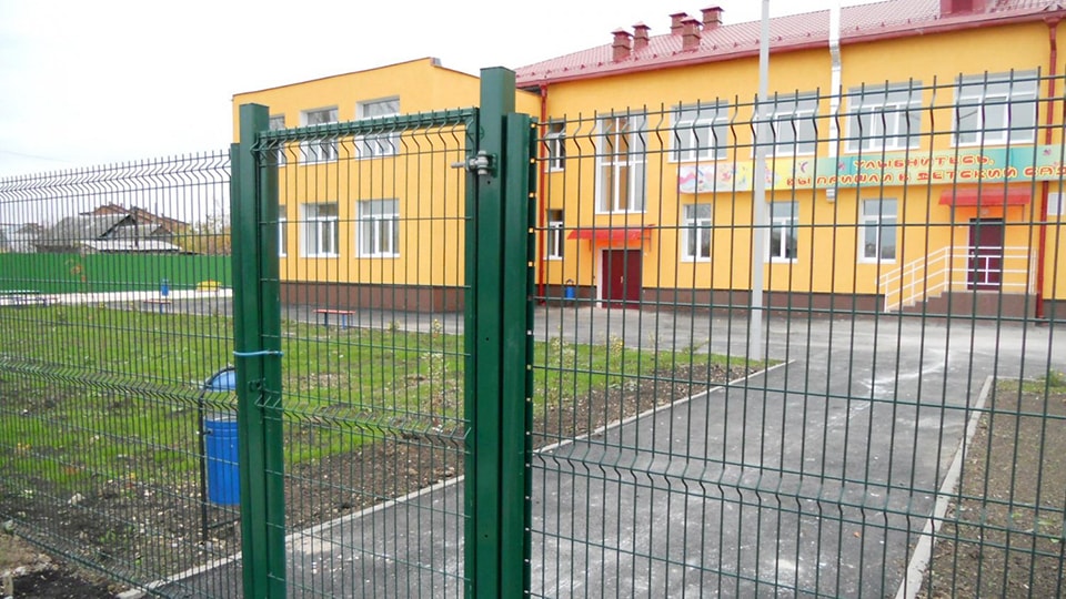 Установка безопасных ограждений для детских площадок в Таганроге