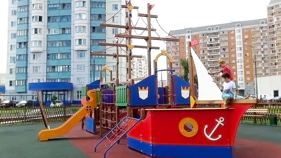 Монтаж корабликов на детской площадке в Таганроге